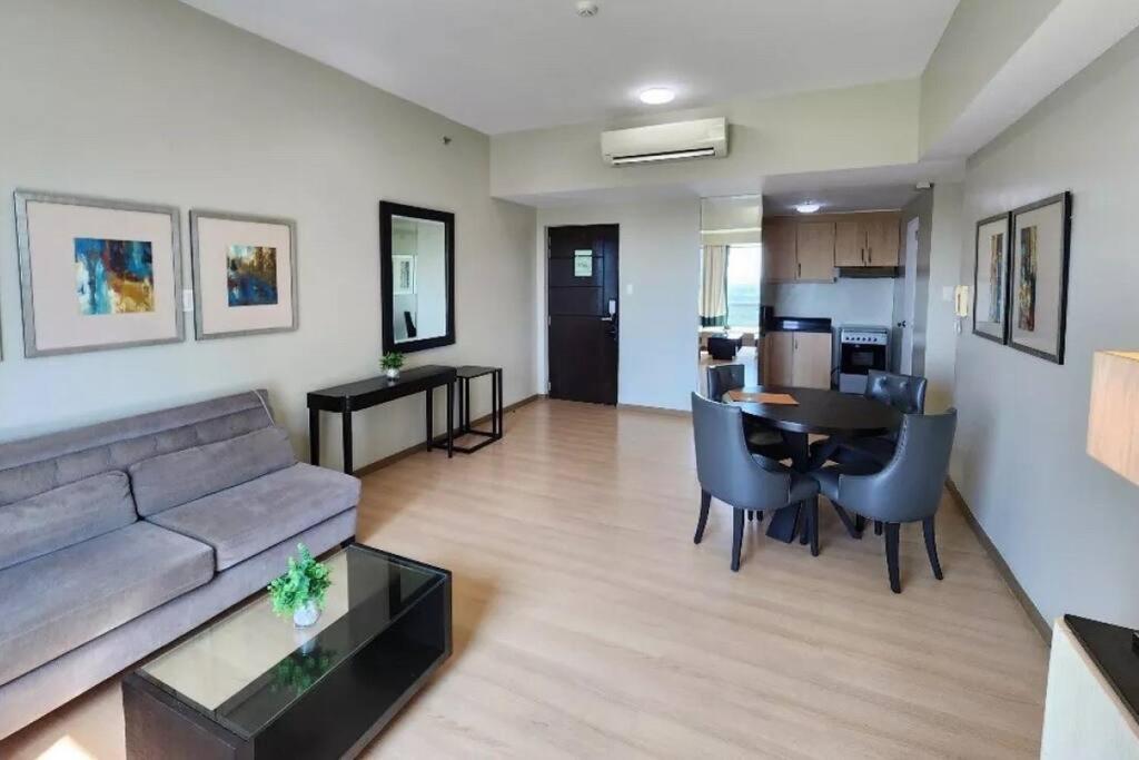 Spacious Bgc 2 Bedroom With A View Manilla Buitenkant foto